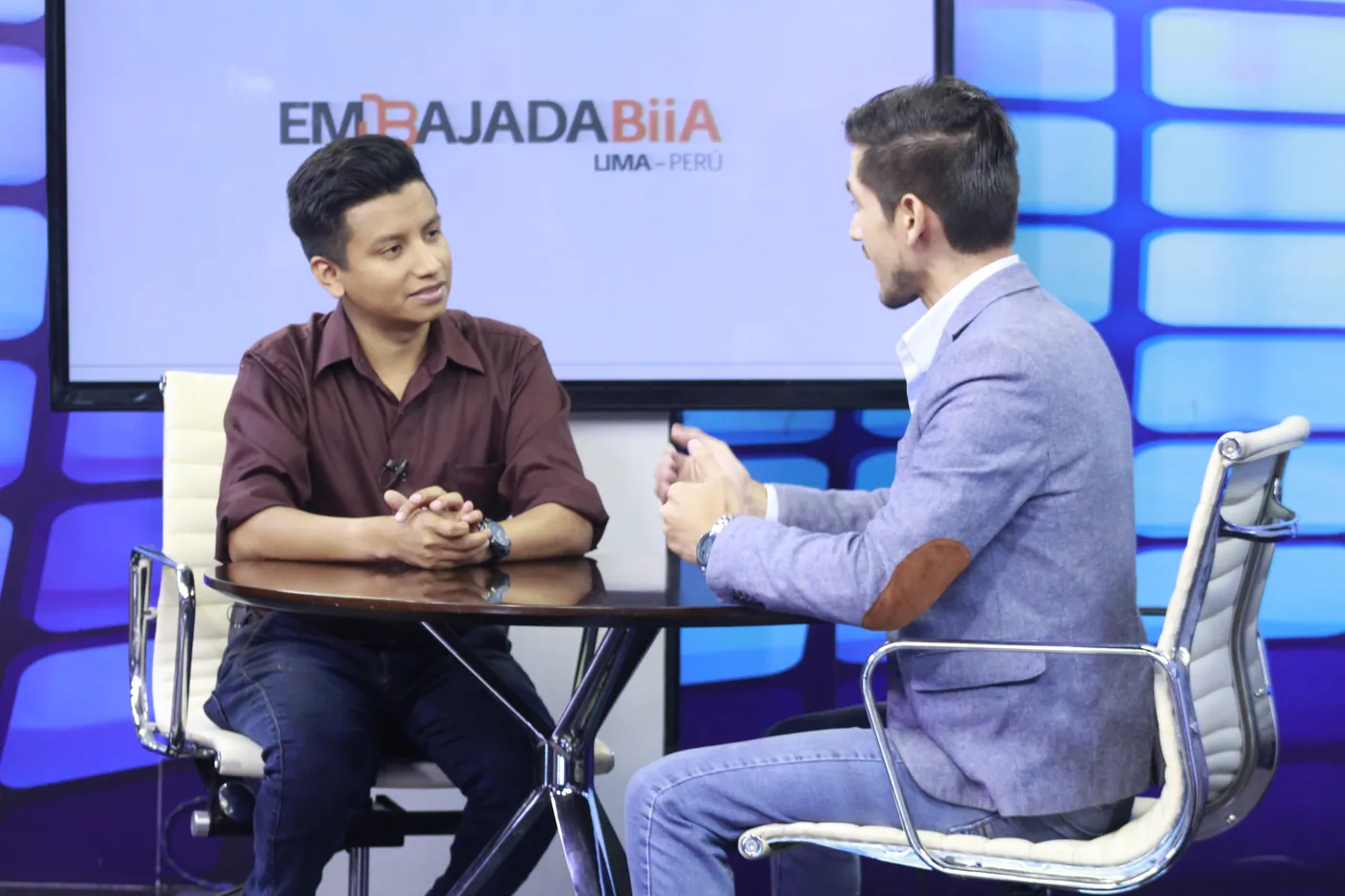 Ricardo Espinoza en una entrevista en set de televisión