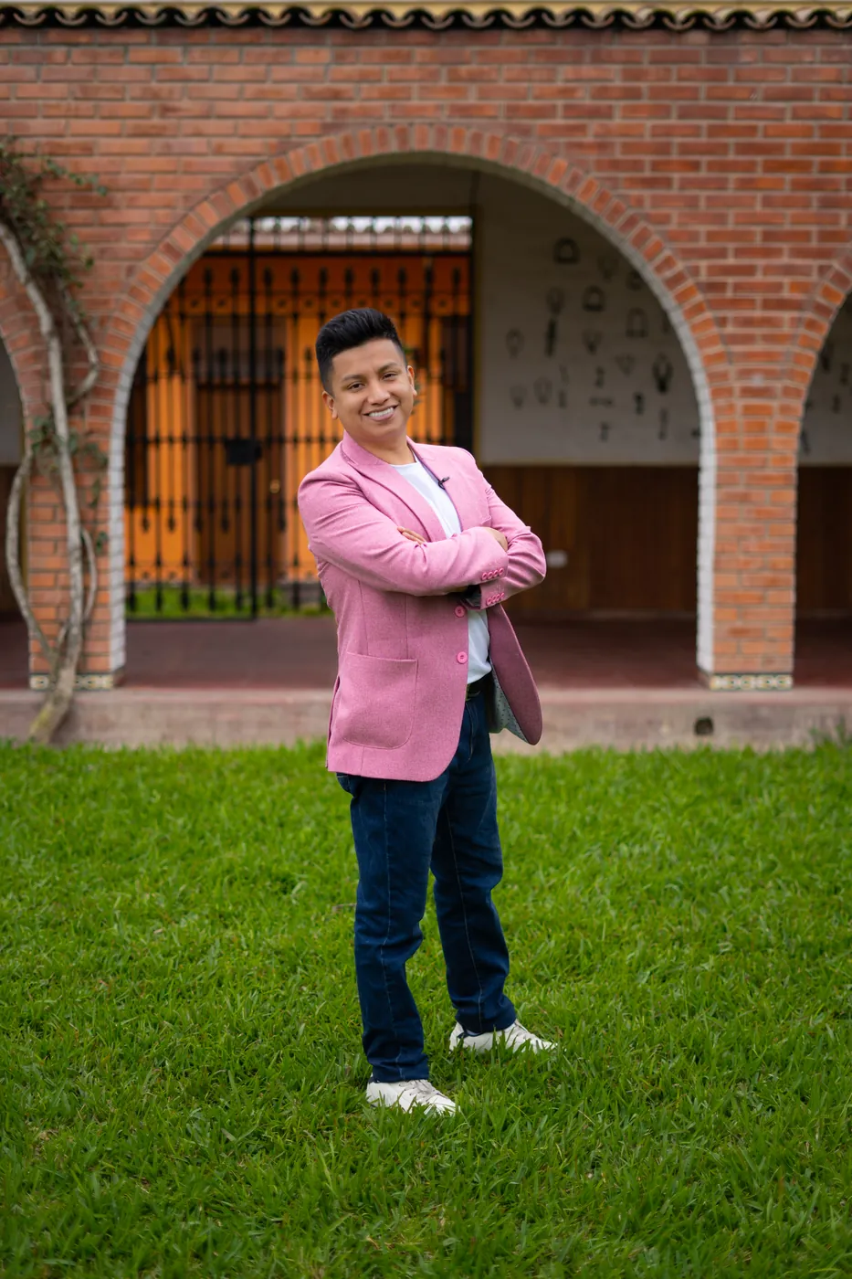 Ricardo Espinoza en exteriores con saco rosado